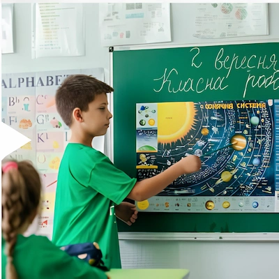 Хлопчик відповідає біля дошки