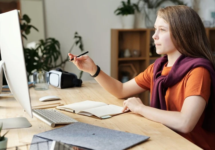 Дівчика займається онлайн