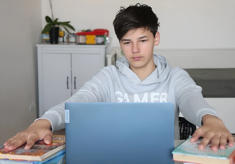 Підліток навчається дома