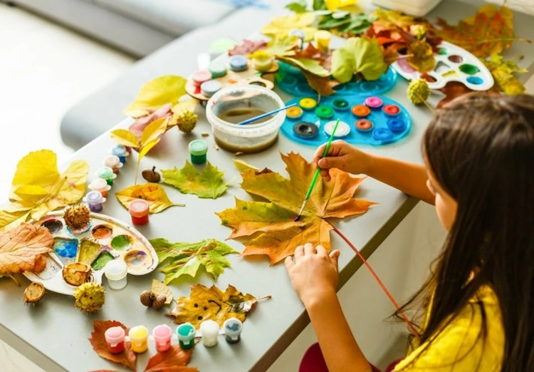 Дівчинка малює